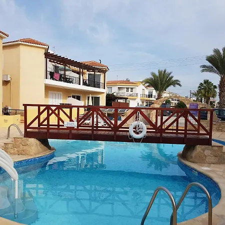 Charming 2 Bed. Ap. With Swimming Pool 파포스